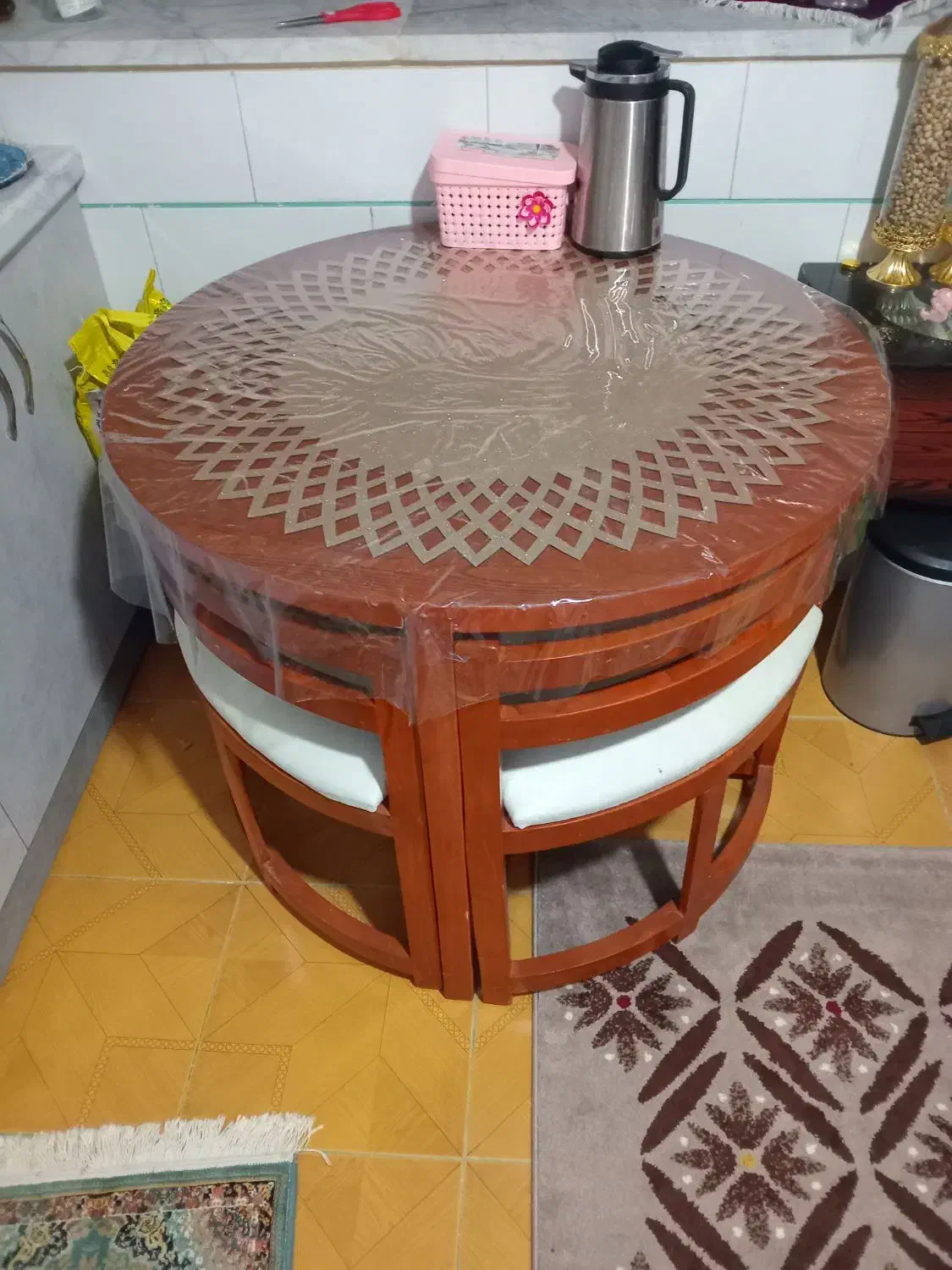 .میز غذا خوری گرد و کم جا.|میز و صندلی غذاخوری|زرند, |دیوار