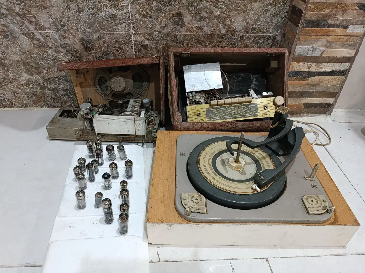 رادیو و گرام قدیمی|کلکسیون اشیاء عتیقه|دورود, |دیوار