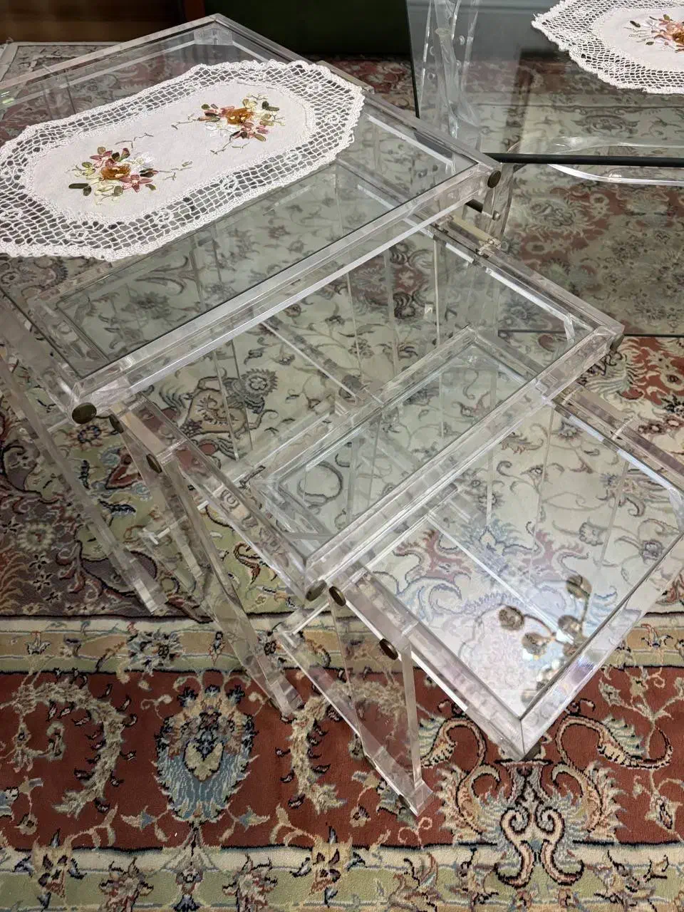 میز جلو مبلی شیشه ای با سه تا میز عسلی|مبلمان خانگی و میز عسلی|رشت, معلم|دیوار