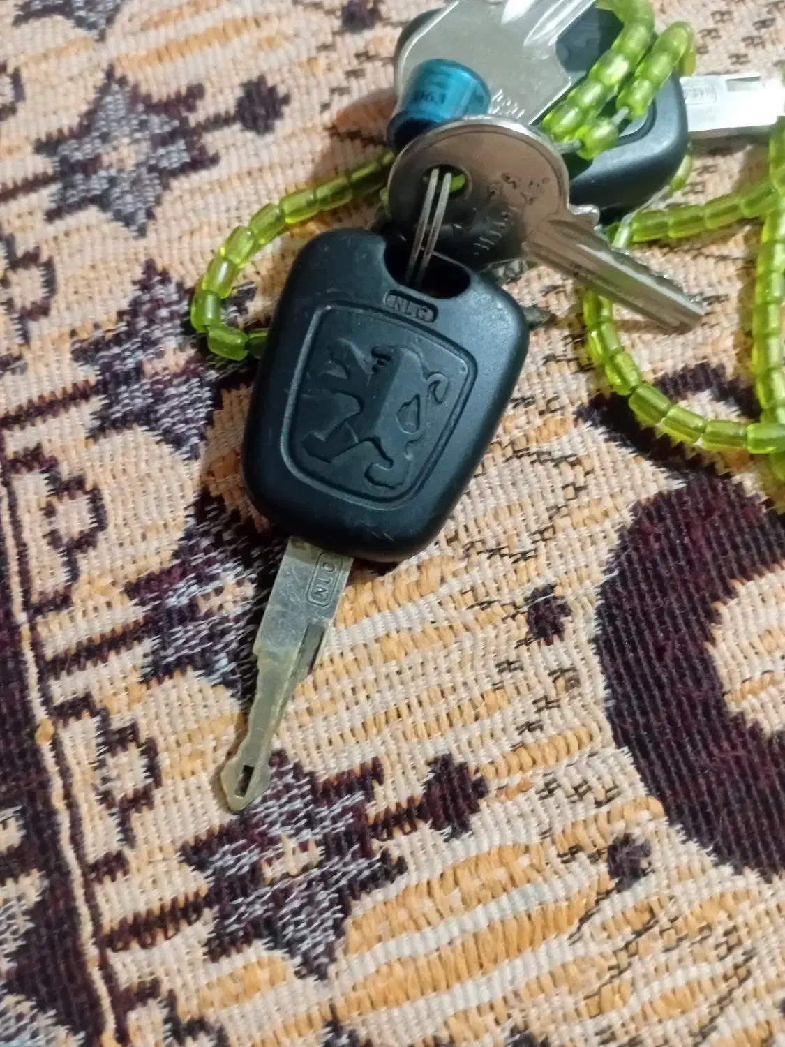 کلید گم شده با ی ریموت 5 تا کلید و زره بین|اشیا|بیرجند, |دیوار