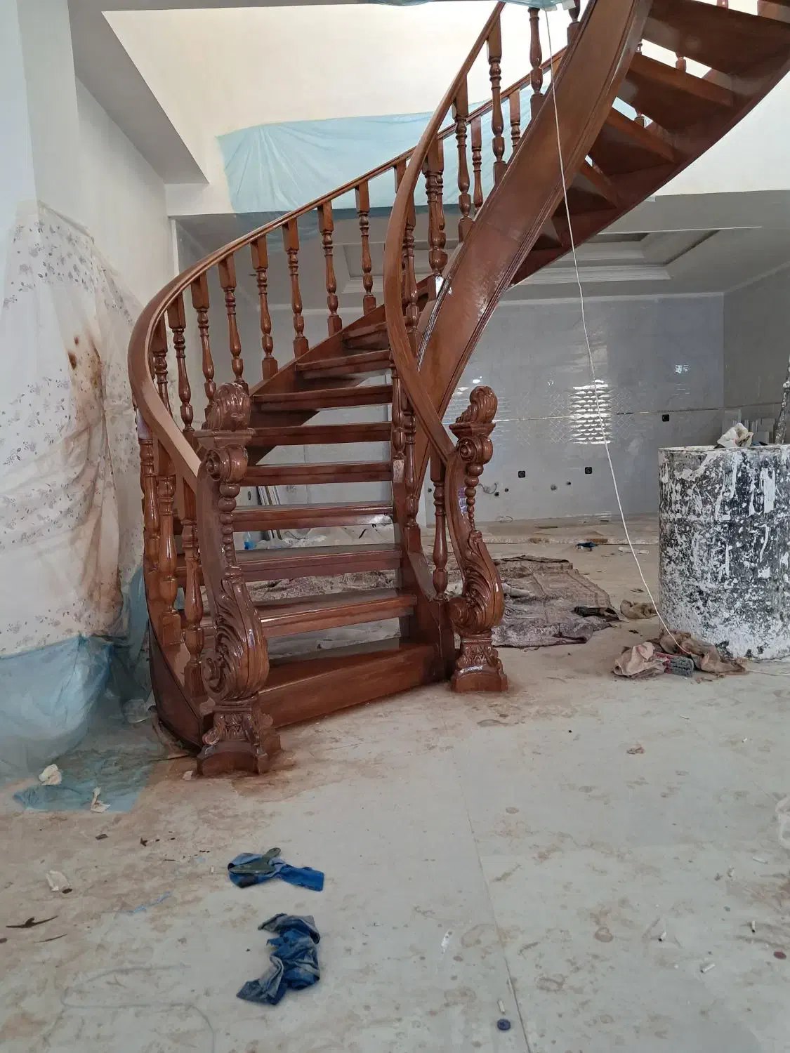 پله گرد نرده چوبی نجاری  رنگکاری چوب|خدمات پیشه و مهارت|شهریار, شهرک شاهد|دیوار