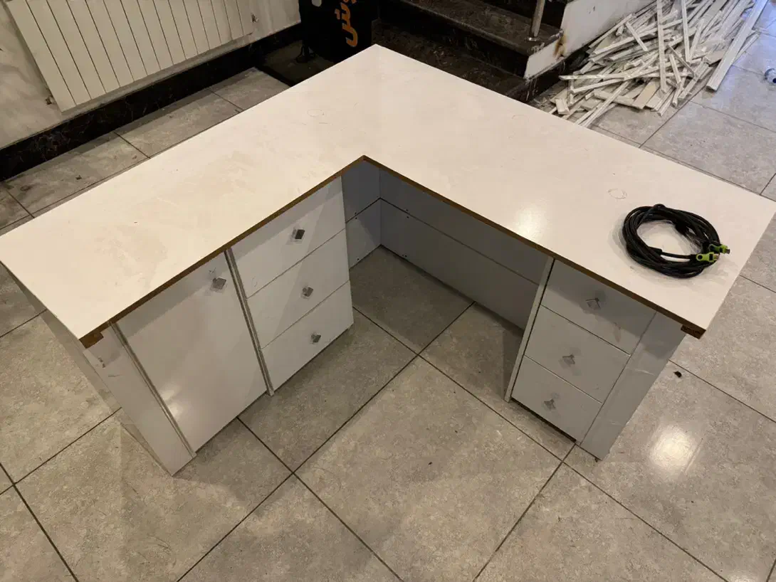 میز کار ال صفر|دفتر کار|صومعه‌سرا, |دیوار