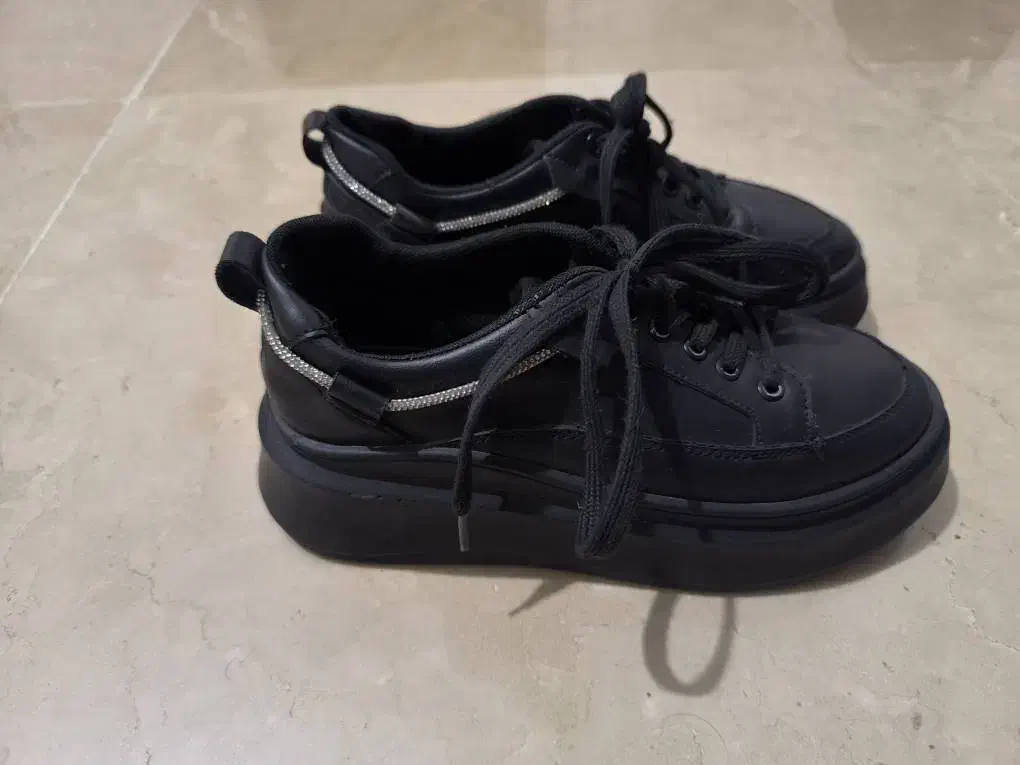 کفش کتونی دخترانه در حد نو|کیف، کفش، کمربند|تهران, شمسآباد|دیوار