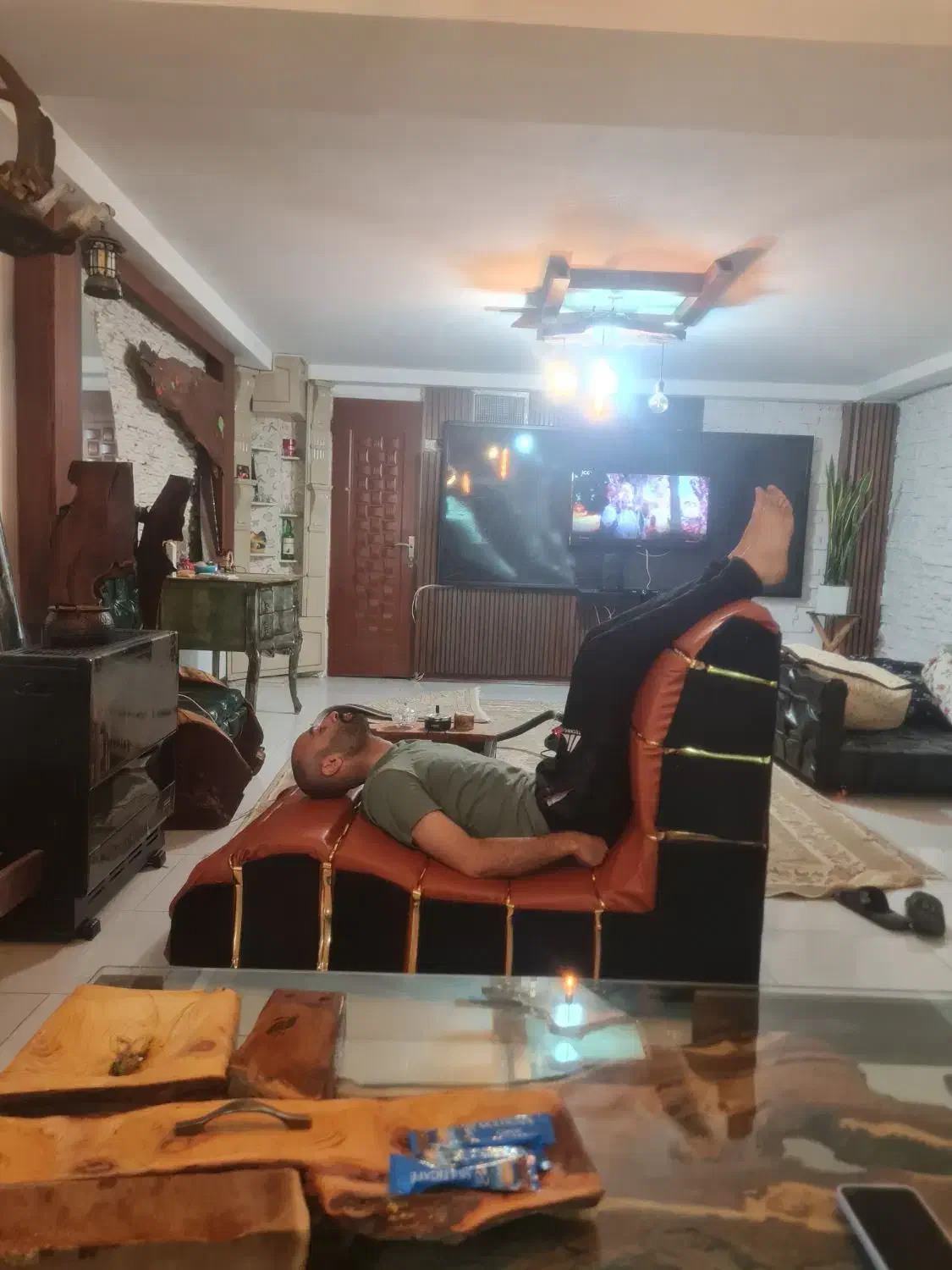 نشیمن خاص|مبلمان خانگی و میز عسلی|اندیشه, اندیشه فاز ۳|دیوار