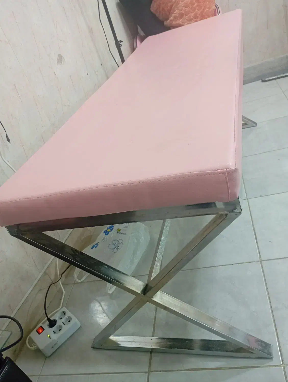 تخت اپیلاسیون و صندلی آرایشگاه|آرایشگاه و سالنهای زیبایی|بروجن, |دیوار