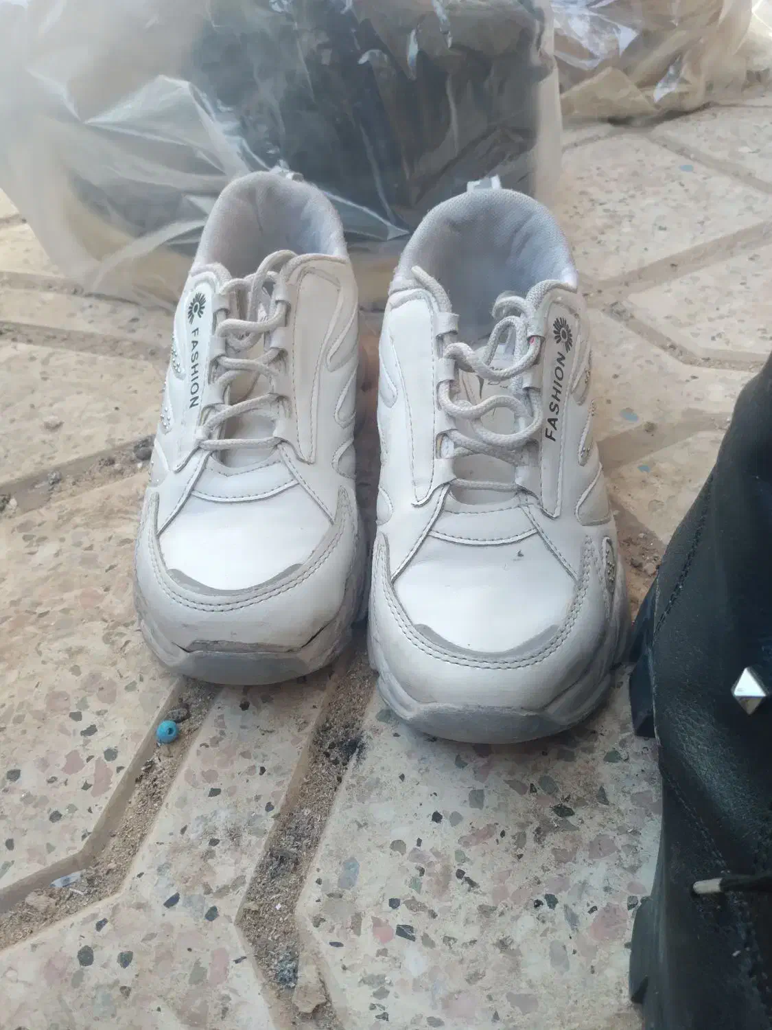 دوعدد کفش|کیف، کفش، کمربند|گناباد, |دیوار