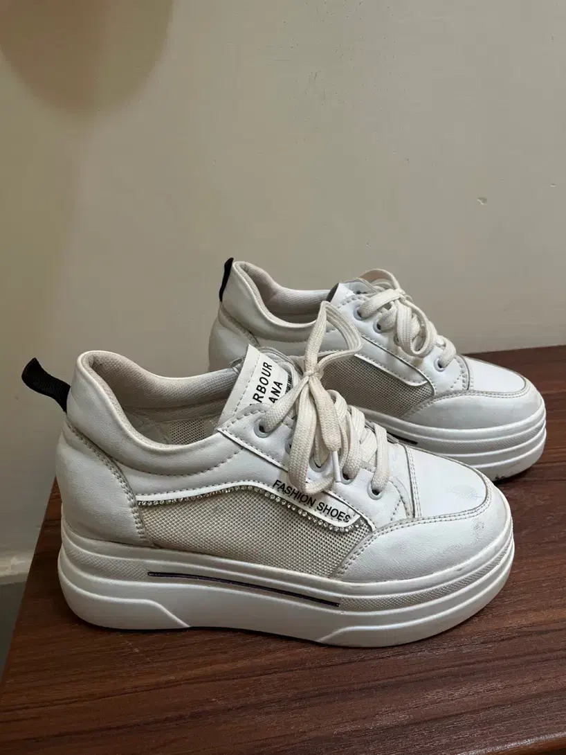 کفش اسپورت لژدار سفید|کیف، کفش، کمربند|سبزوار, قصبه اب یمین|دیوار