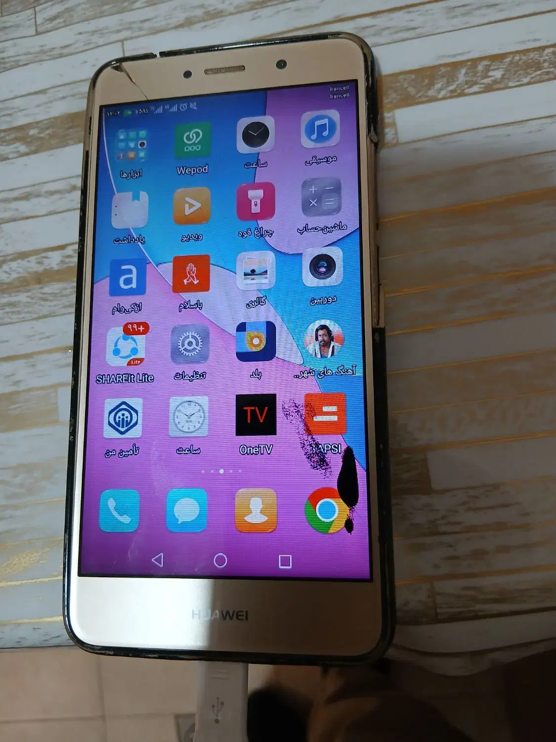 گوشی هوای وای7ال سی دی ترک دارد|موبایل|تهران, شهرک آزمایش|دیوار