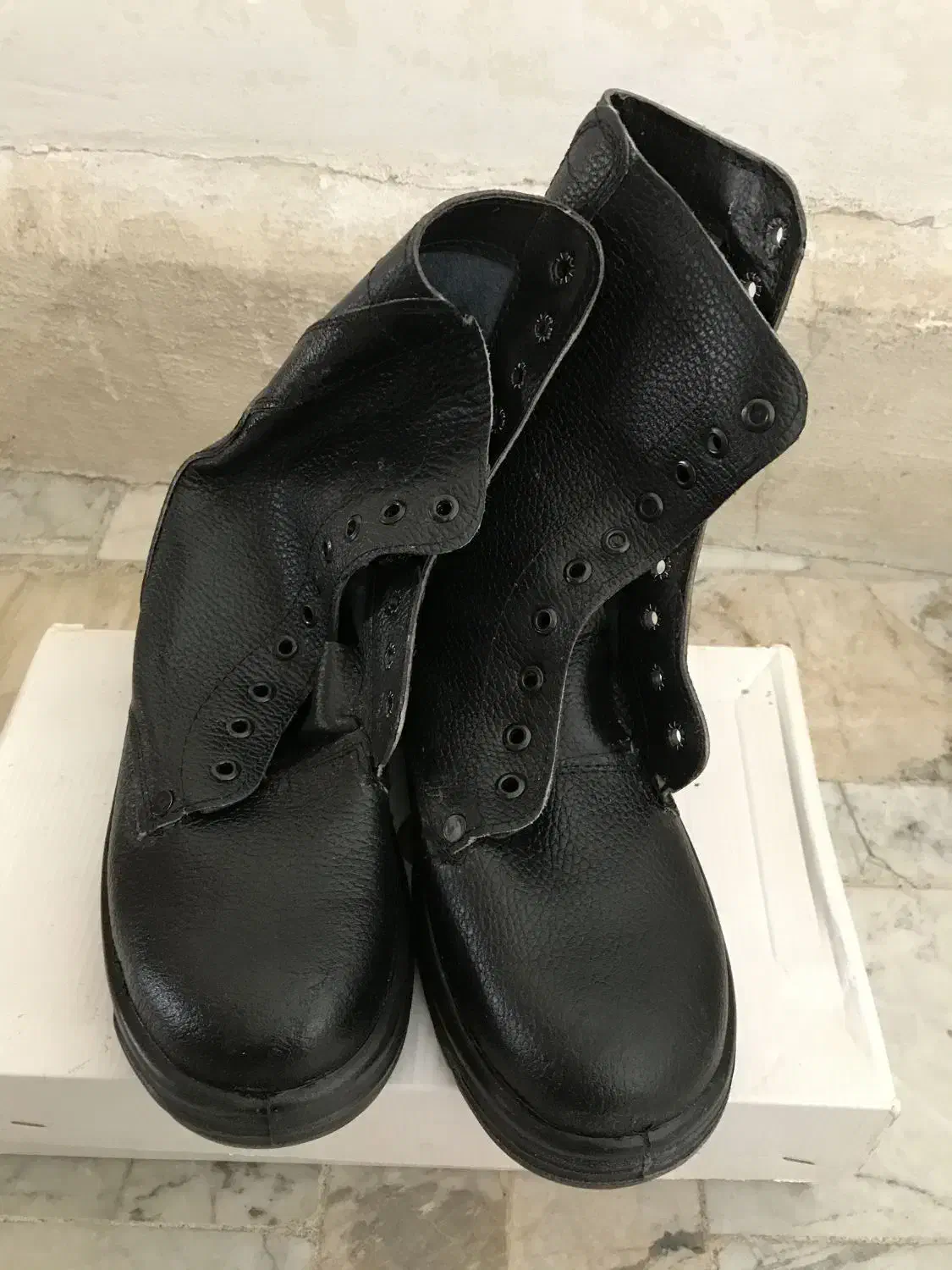 پوتین سربازی|کیف، کفش، کمربند|کاشمر, |دیوار