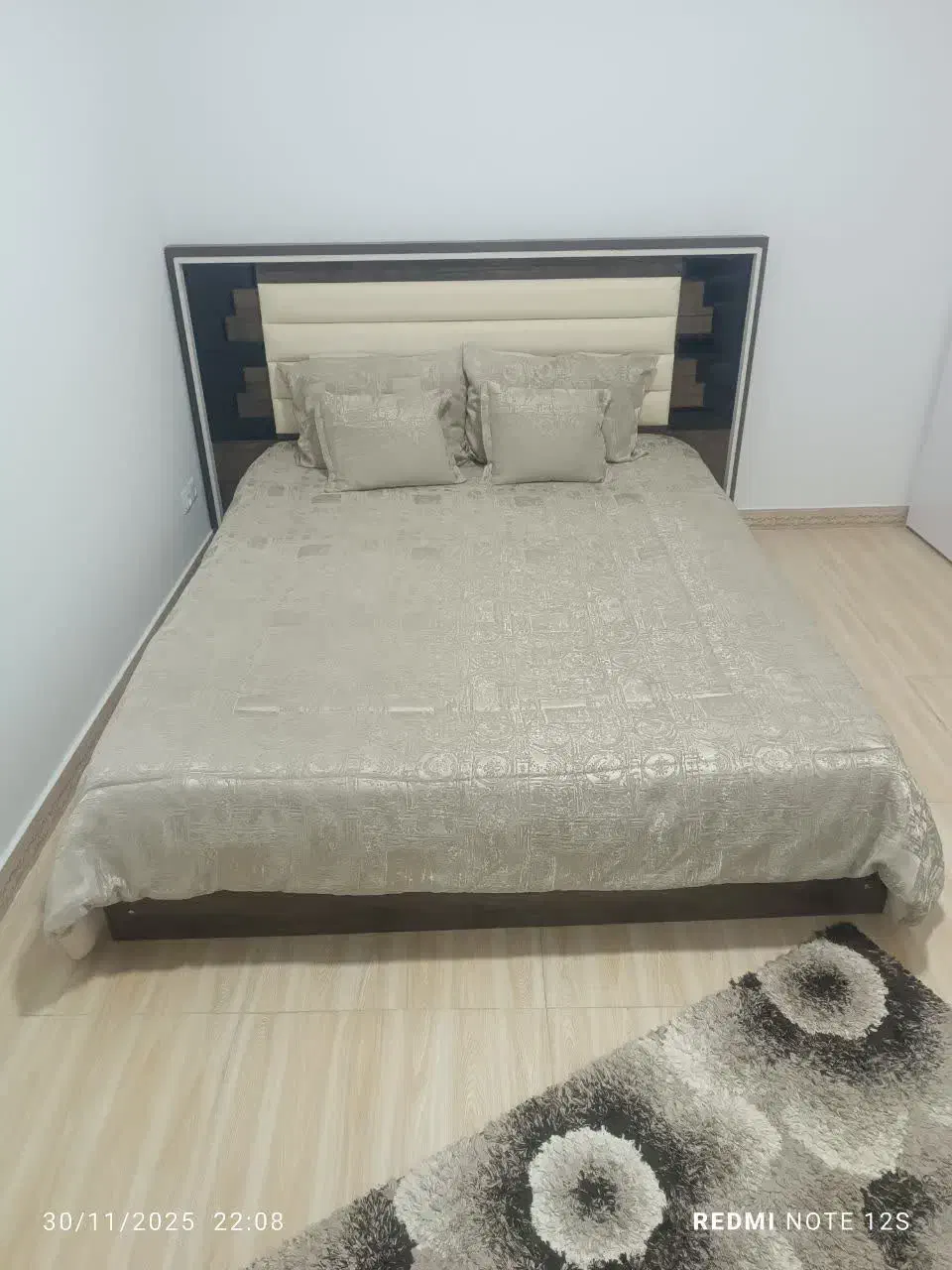 تختخواب دو نفره همراه میز آرایش|تخت و سرویس خواب|قروه, |دیوار