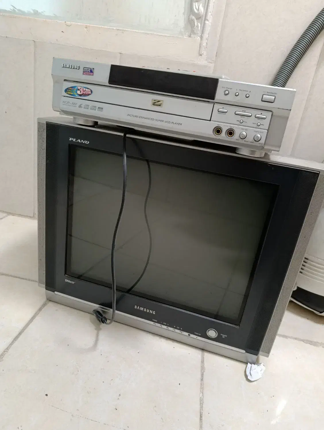 تلویزیون قدیمی سالم همراه دی‌وی‌دی و میز|تلویزیون و پروژکتور|رباط‌کریم, رباط‌کریم|دیوار