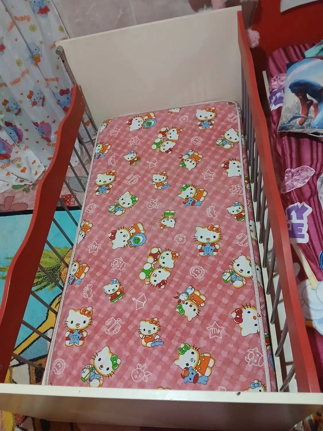 تخت نوزاد با تشک|تخت و صندلی بچه|سیرجان, |دیوار