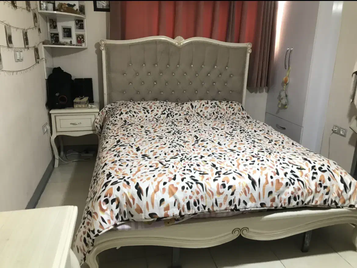 سرویس خواب تخت دونفره جنس چوب گردو|تخت و سرویس خواب|شیراز, زرهی|دیوار