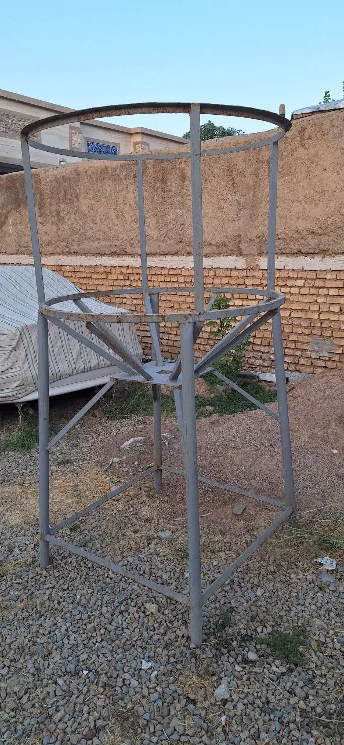 منبع آب قیفی عمودی با پایه آهنی مخصوص منزل وکارگاه|مصالح و تجهیزات ساختمان|شیراز, محراب|دیوار