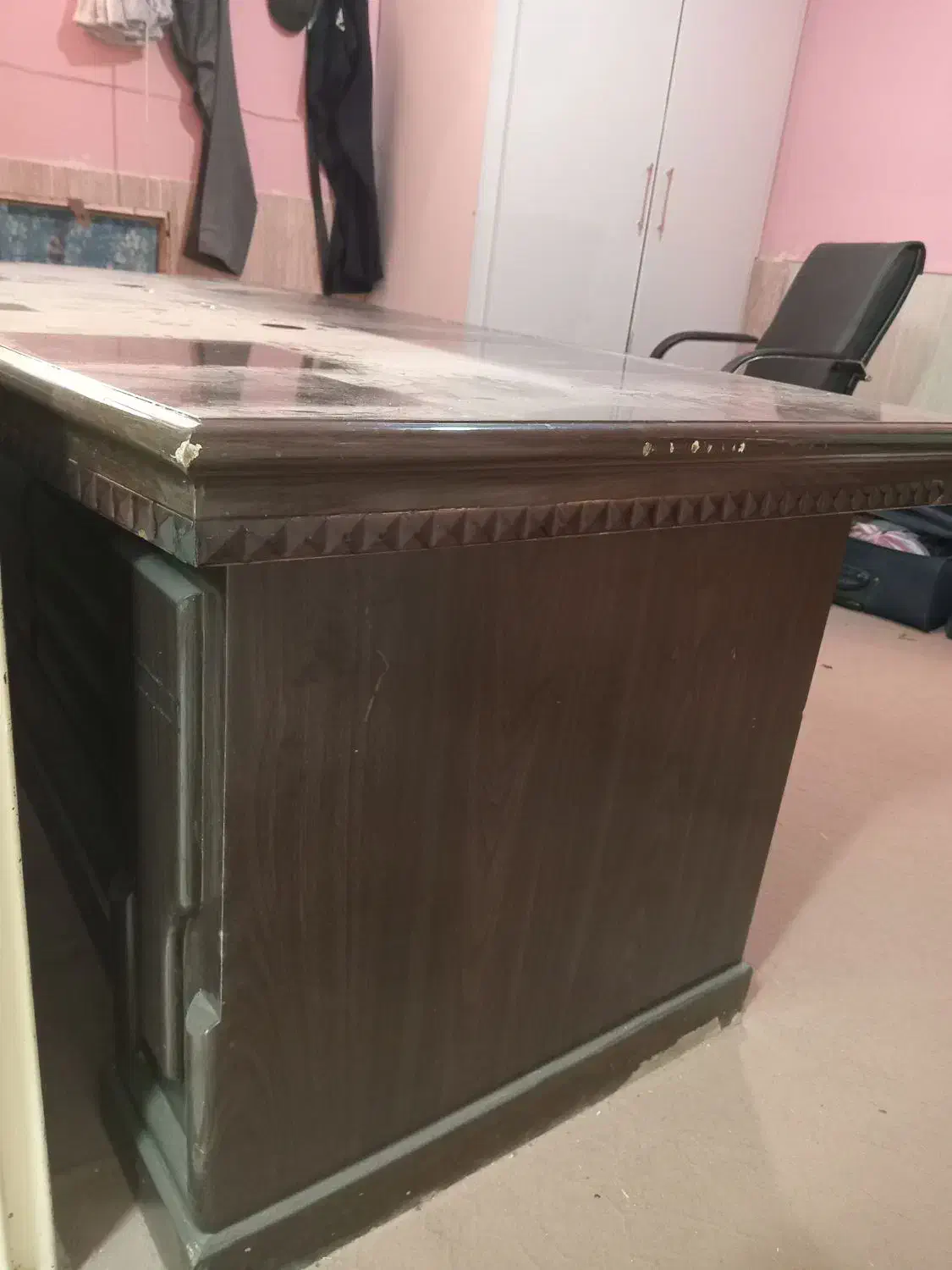 میز اداری بزرگ و یک کمد بچه|دفتر کار|نیشابور, عدالت|دیوار