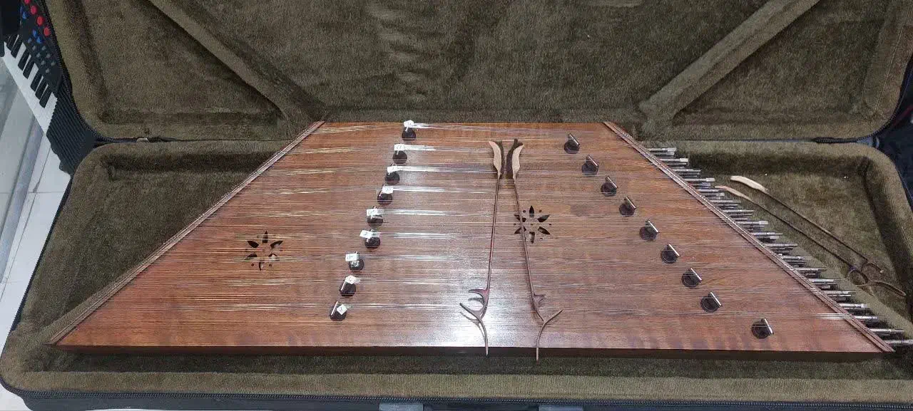 سنتور از چوب گردو|سازهای سنتی|اراک, |دیوار