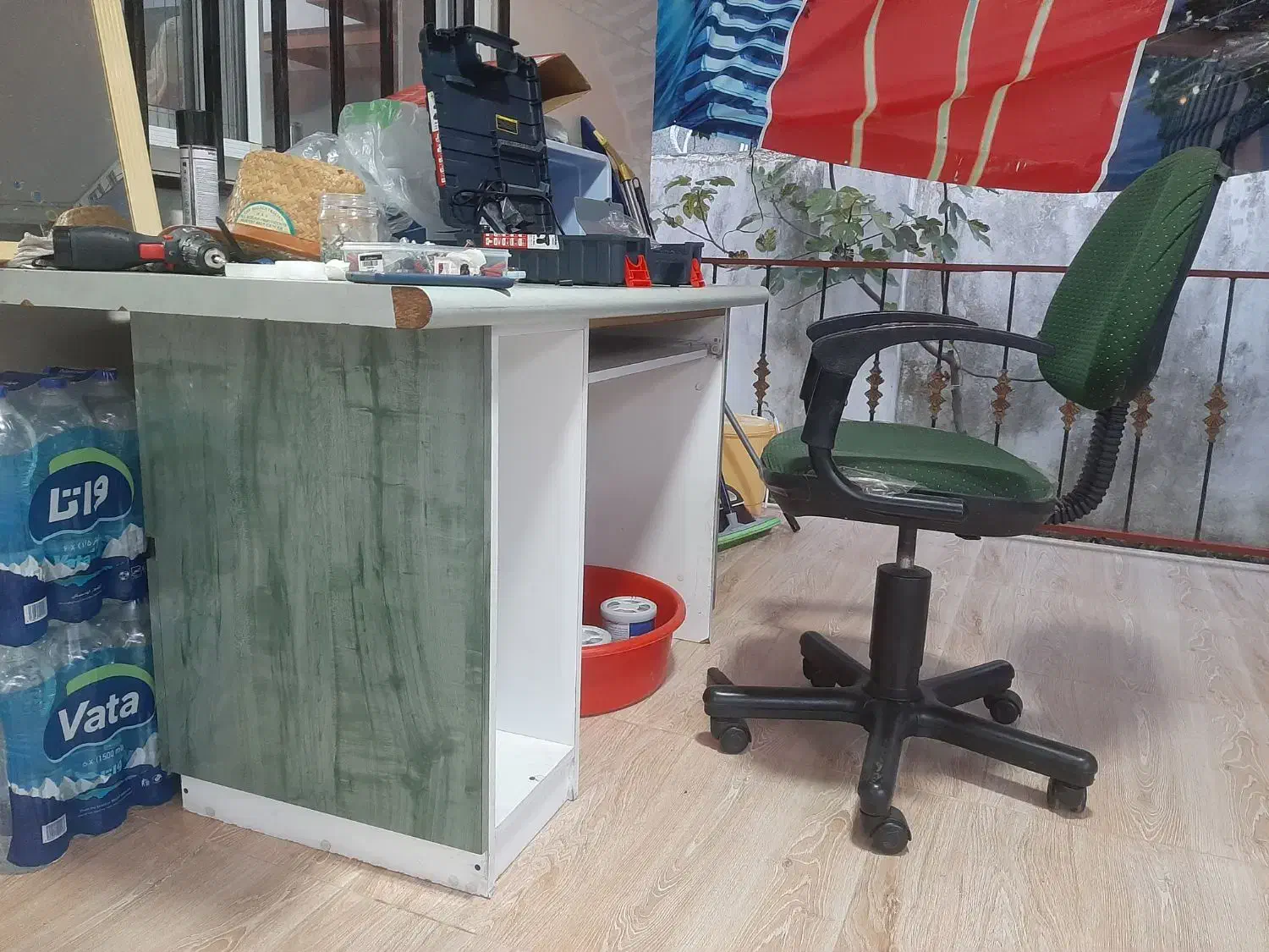 میز و صندلی چرخدار کامپیوتر و تحریر محکم و سنگین|میز تحریر و کامپیوتر|بندر انزلی, چهارفریضه|دیوار