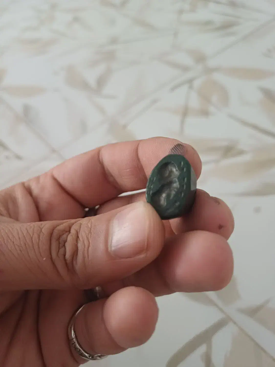 چند عدد سنگ کهنه نشان|کلکسیون اشیاء عتیقه|نهاوند, |دیوار