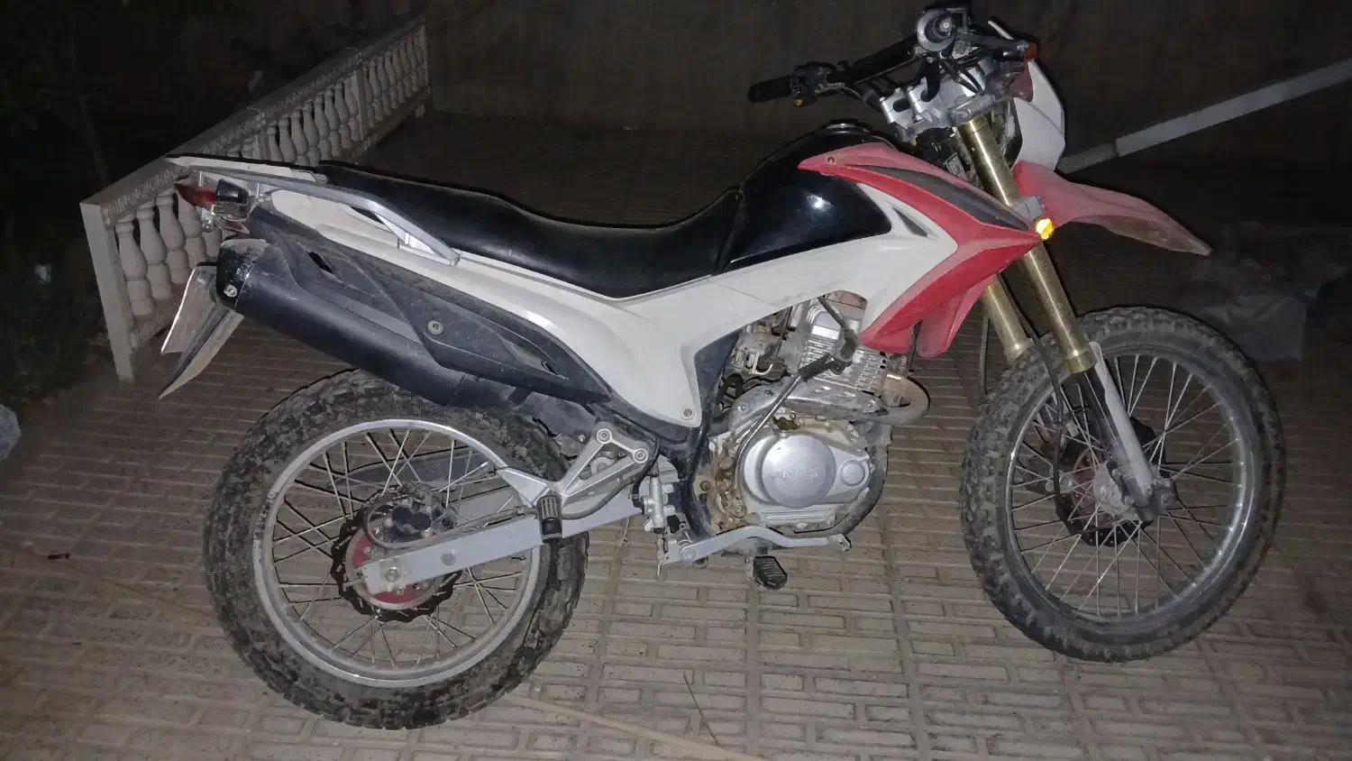 تریل ۲۰۰ پرواز|موتورسیکلت|هشتگرد, هیو|دیوار