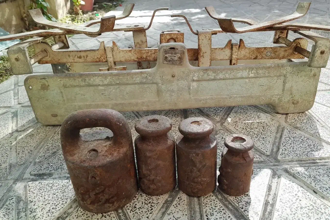 ترازو قدیمی بزرگ همراه ۱۲ کیلو سنگ|ابزارآلات|آزادشهر, |دیوار