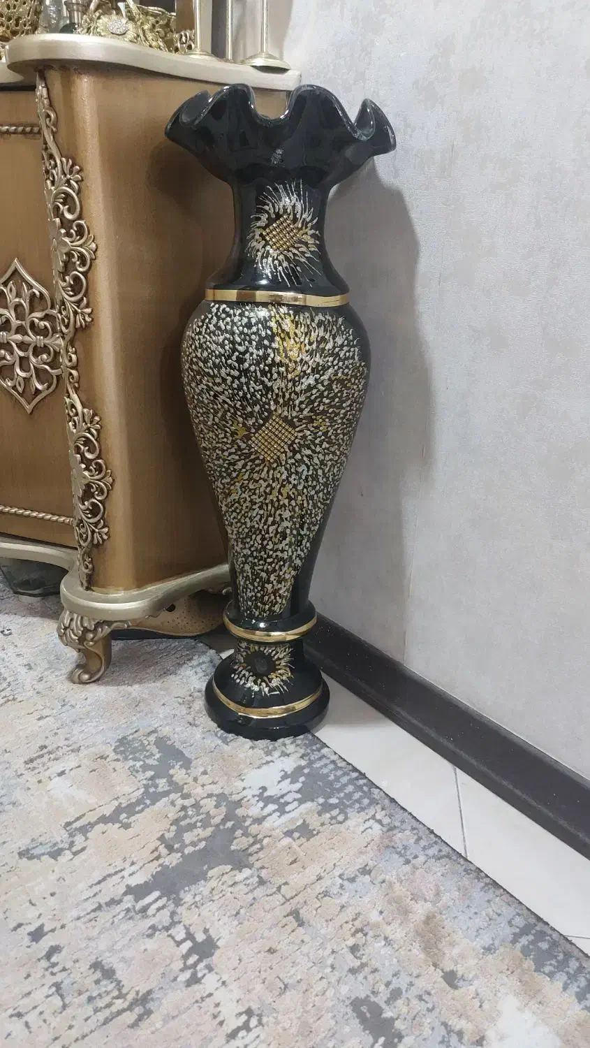 گلدان شیشه ای بزرگ سالمه سالم خودش قشنگترازعکسشه|صنایع دستی و سایر لوازم تزئینی|قم, شهرک قدس|دیوار