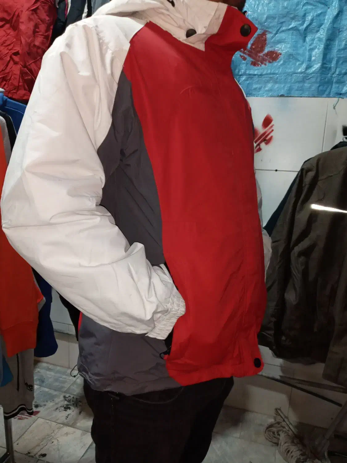 بادگیر تاناکورا|لباس|قم, ولیعصر|دیوار