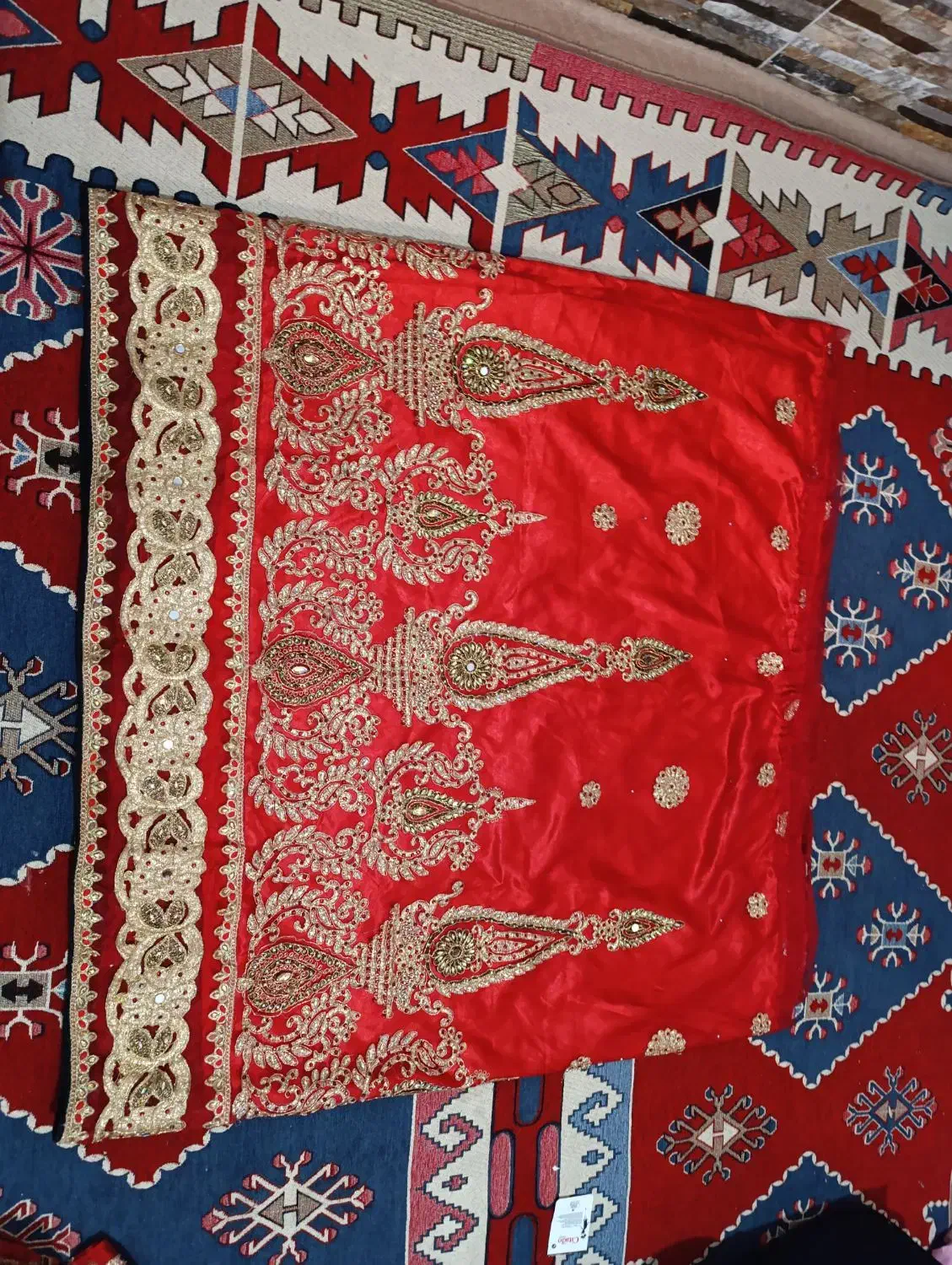 لباس محلی رنگ قرمز|لباس|شیراز, قلعه نو|دیوار