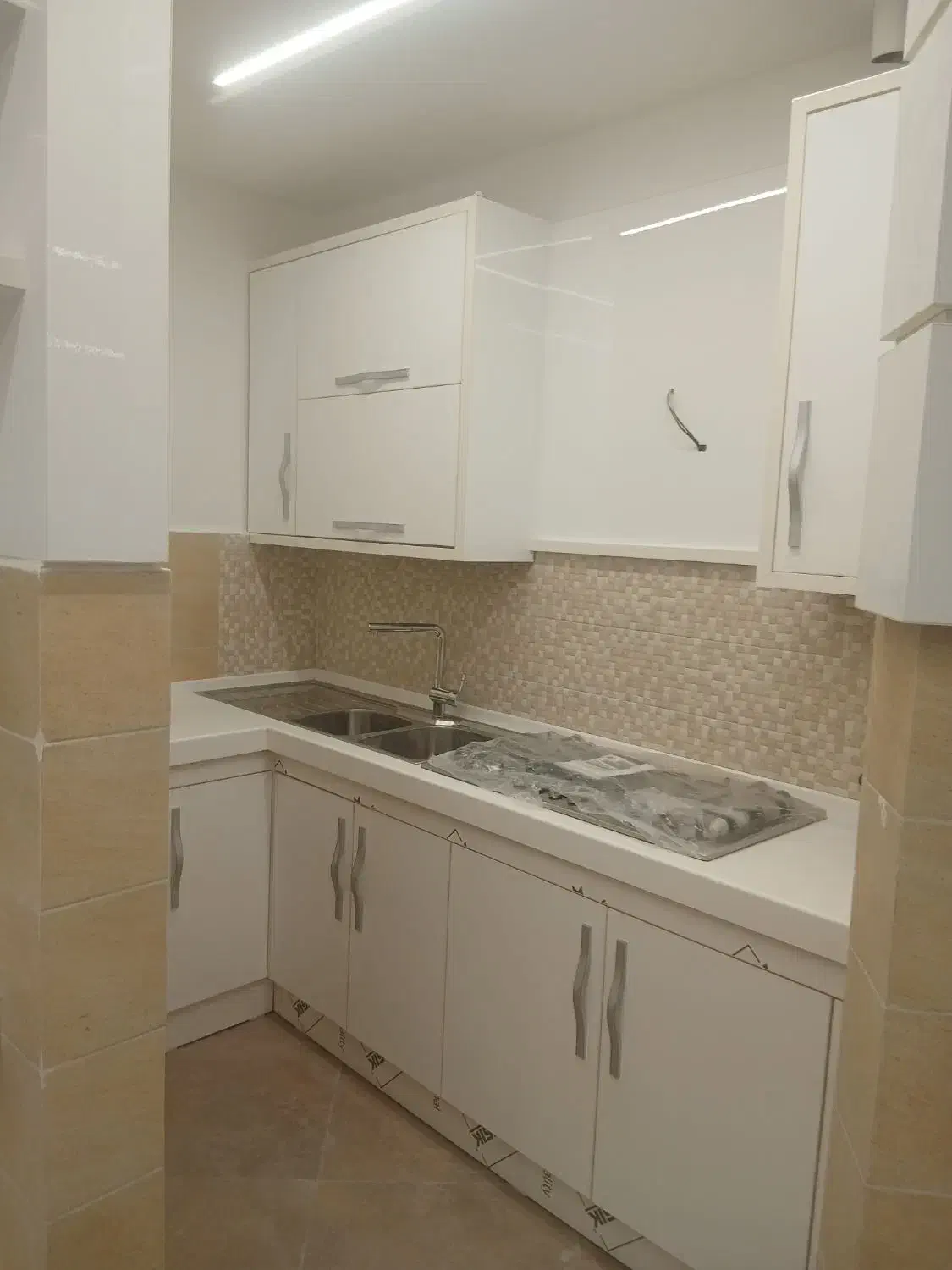 کابینت بدنه MDF درب هایگلاس (صفر) با صفحه کورین|مصالح و تجهیزات ساختمان|رشت, کاکتوس|دیوار