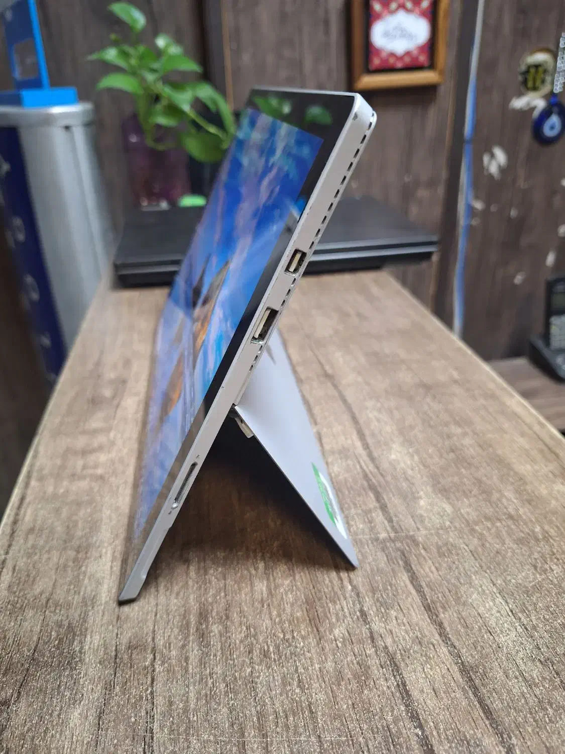 surface|رایانه همراه|تهران, فلسطین (میدان انقلاب)|دیوار