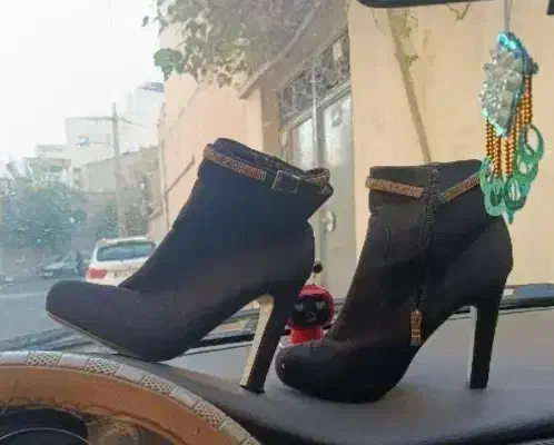 مقداری وسایل شخصی از منزل تا خودرویی تا موتوری|کیف، کفش، کمربند|شیراز, زرهی|دیوار