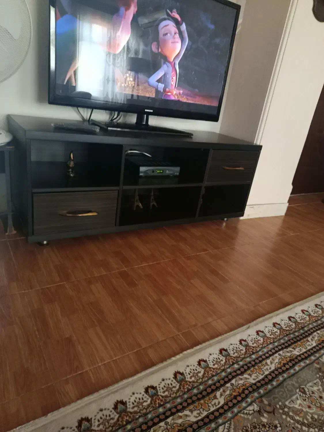 میز تی وی|میز تلویزیون|صومعه‌سرا, |دیوار