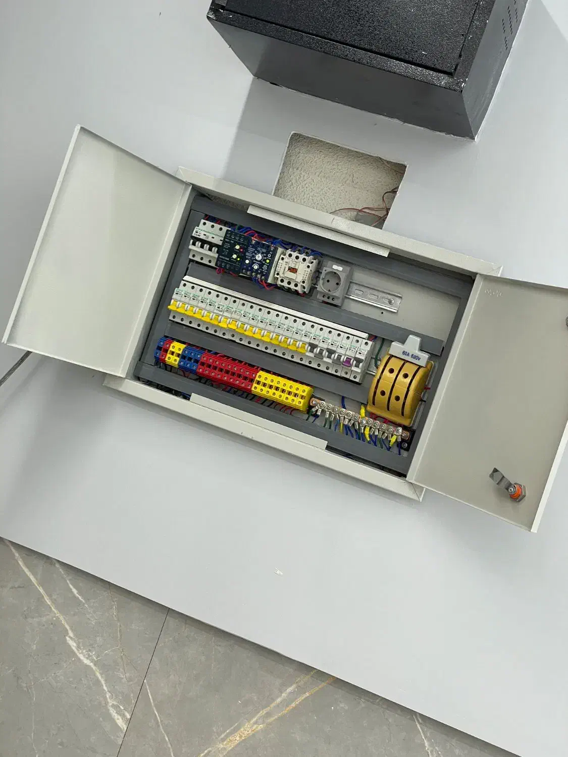 برقکارساختمان برقکاری ساختمان اتصالی دوربین دزدگیر|خدمات پیشه و مهارت|آبسرد, |دیوار