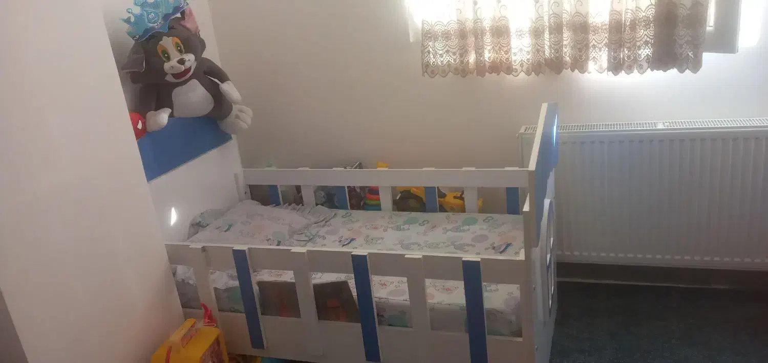 تختخواب کودکانه با تشک نو که فعلا پلاستیکش روشه|تخت و صندلی بچه|ساوه, |دیوار