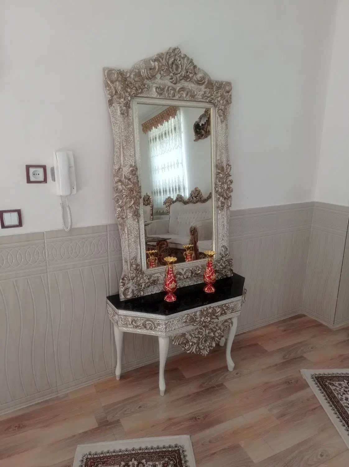 میز تلویزیون. آیینه و شمعدان تمیز. کاملن نونو|میز تلویزیون|نهاوند, |دیوار