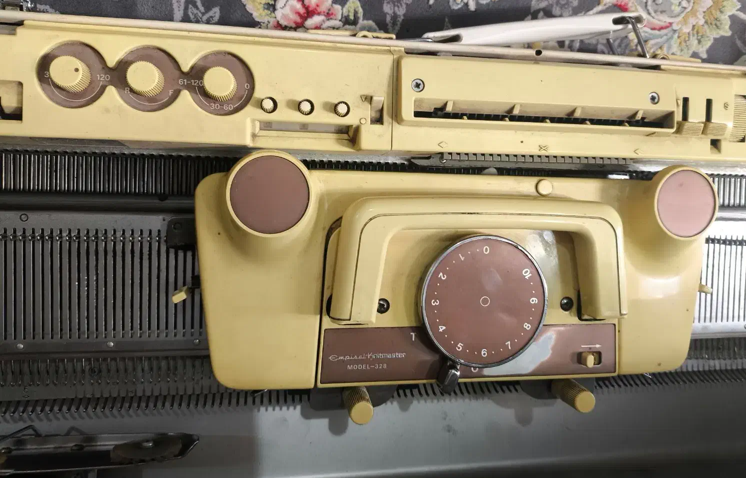 چرخ بافتنی|چرخ خیاطی و ریسندگی|میبد, |دیوار