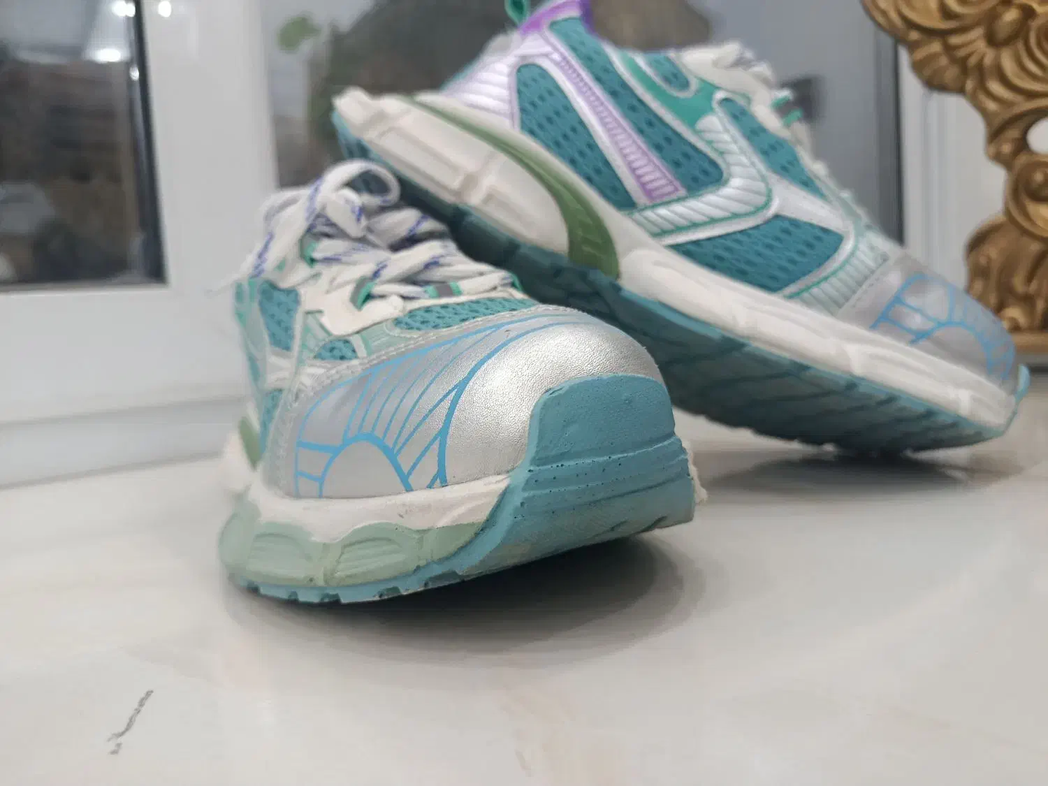 کفش بالنسیاگا|کیف، کفش، کمربند|اصفهان, سرشبادران|دیوار