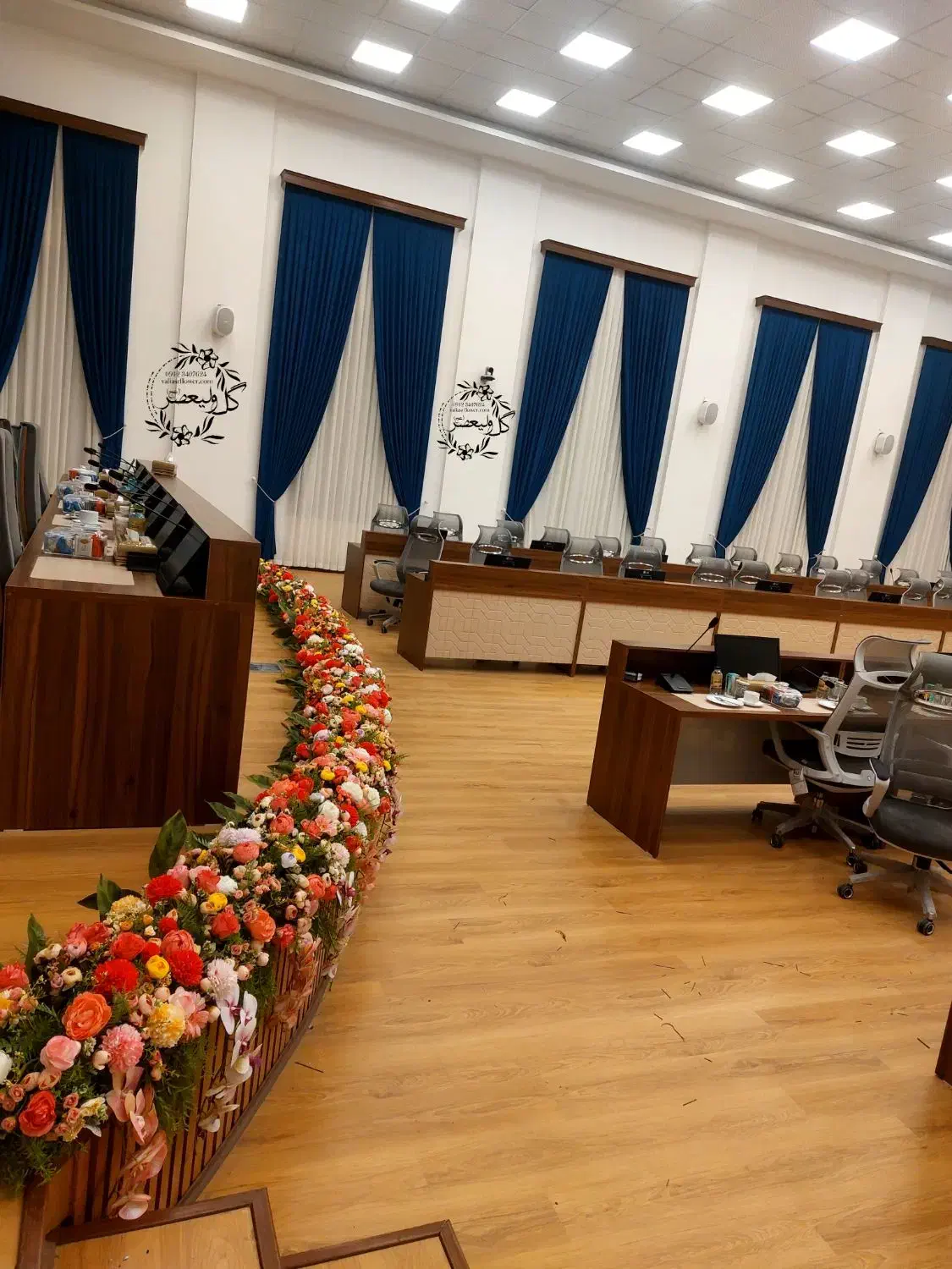 لیلیوم ۳ گل/سالن همایش/کنفرانس/سن اداری،تزئین|گل مصنوعی|تهران, بازار|دیوار