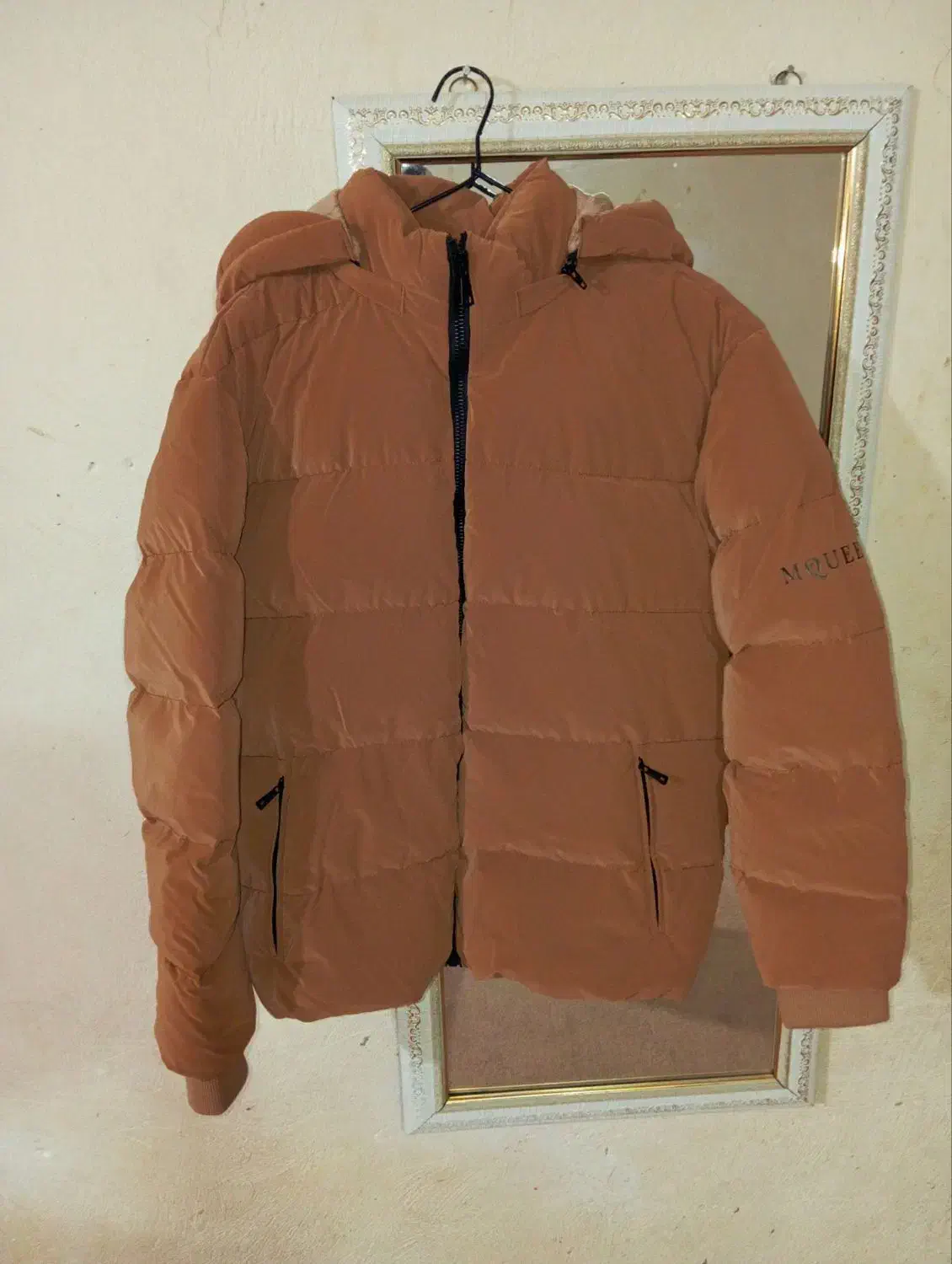 کاپشن برند مکویین|لباس|یاسوج, |دیوار