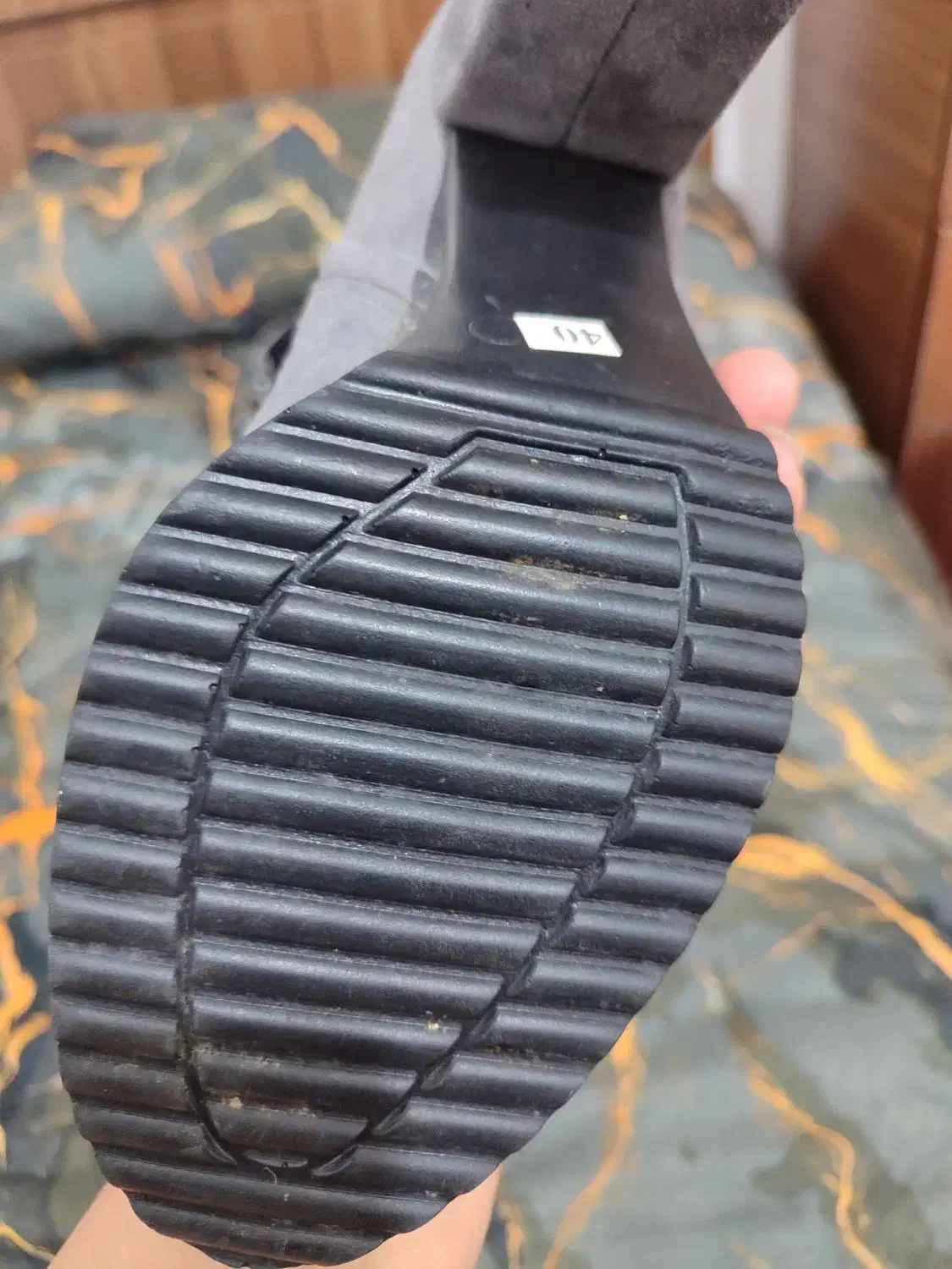 کفش یا پوت|کیف، کفش، کمربند|ساری, |دیوار