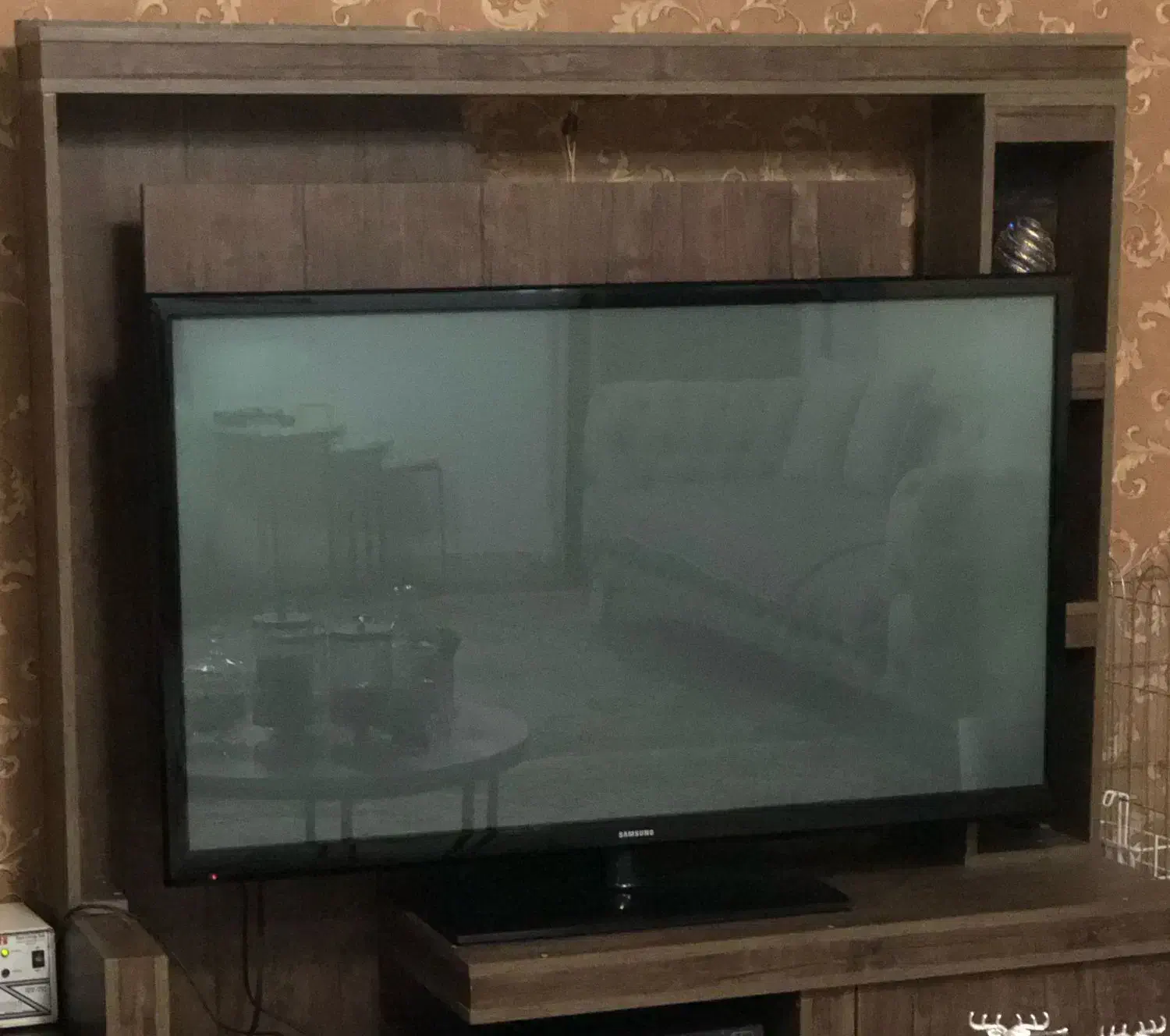 تلویزیون به همراه میز|تلویزیون و پروژکتور|رشت, حمیدیان|دیوار