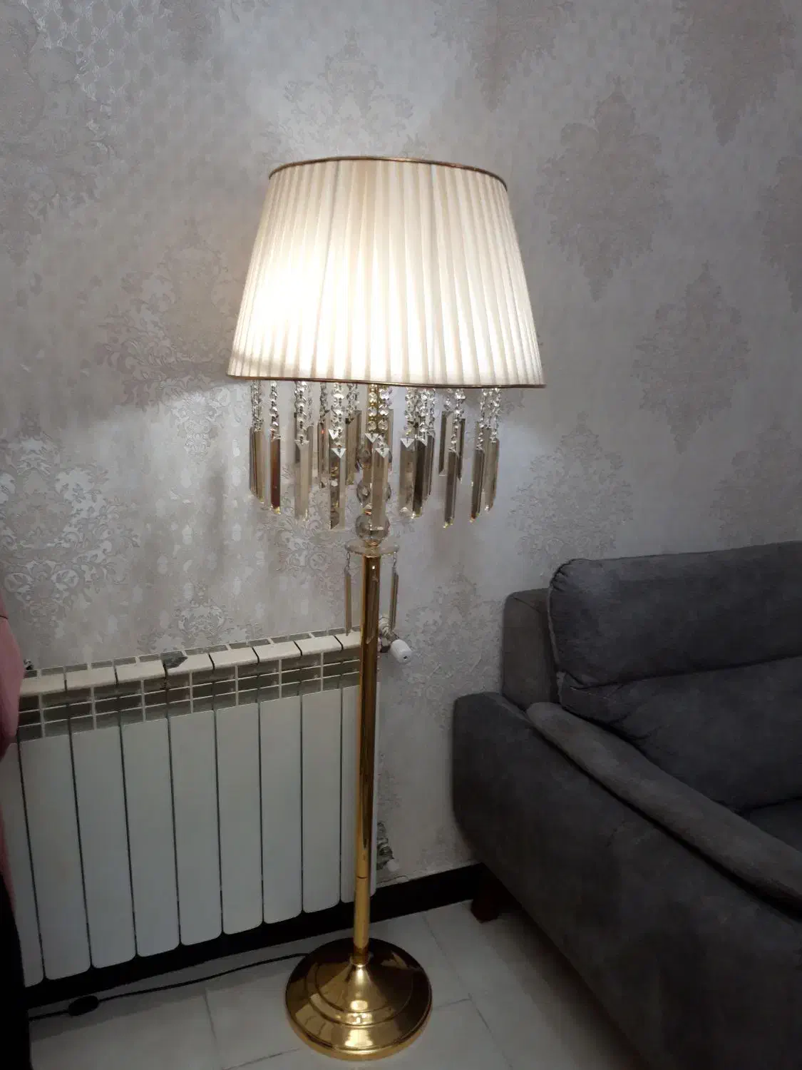 کنار سالنی ایستاده سالم|چراغ خواب و آباژور|نسیم‌شهر, |دیوار