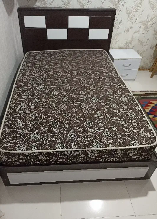 تخت خواب ۲ نفره و پا تختی در حد نو|تخت و سرویس خواب|مشهد, ایثارگران|دیوار