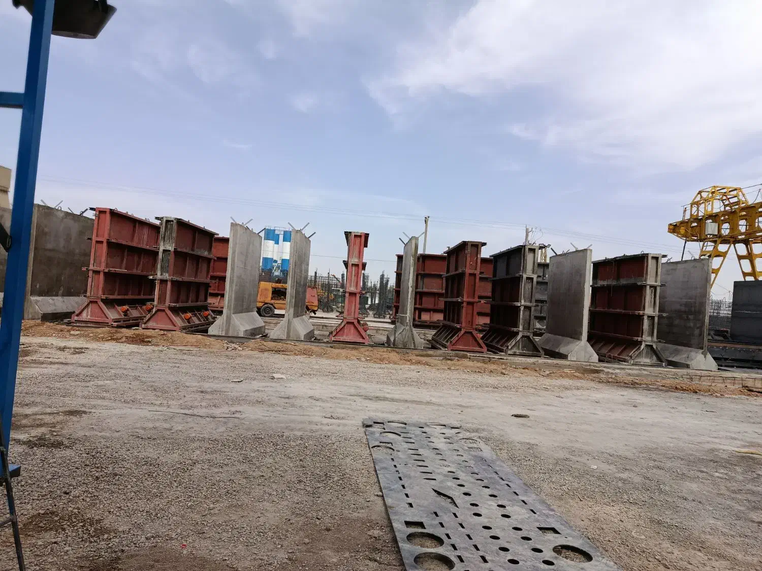 استخدام تعدادی کارگر در کارگاه تولید دیوار بتنی|استخدام معماری، عمران و ساختمانی|تایباد, |دیوار