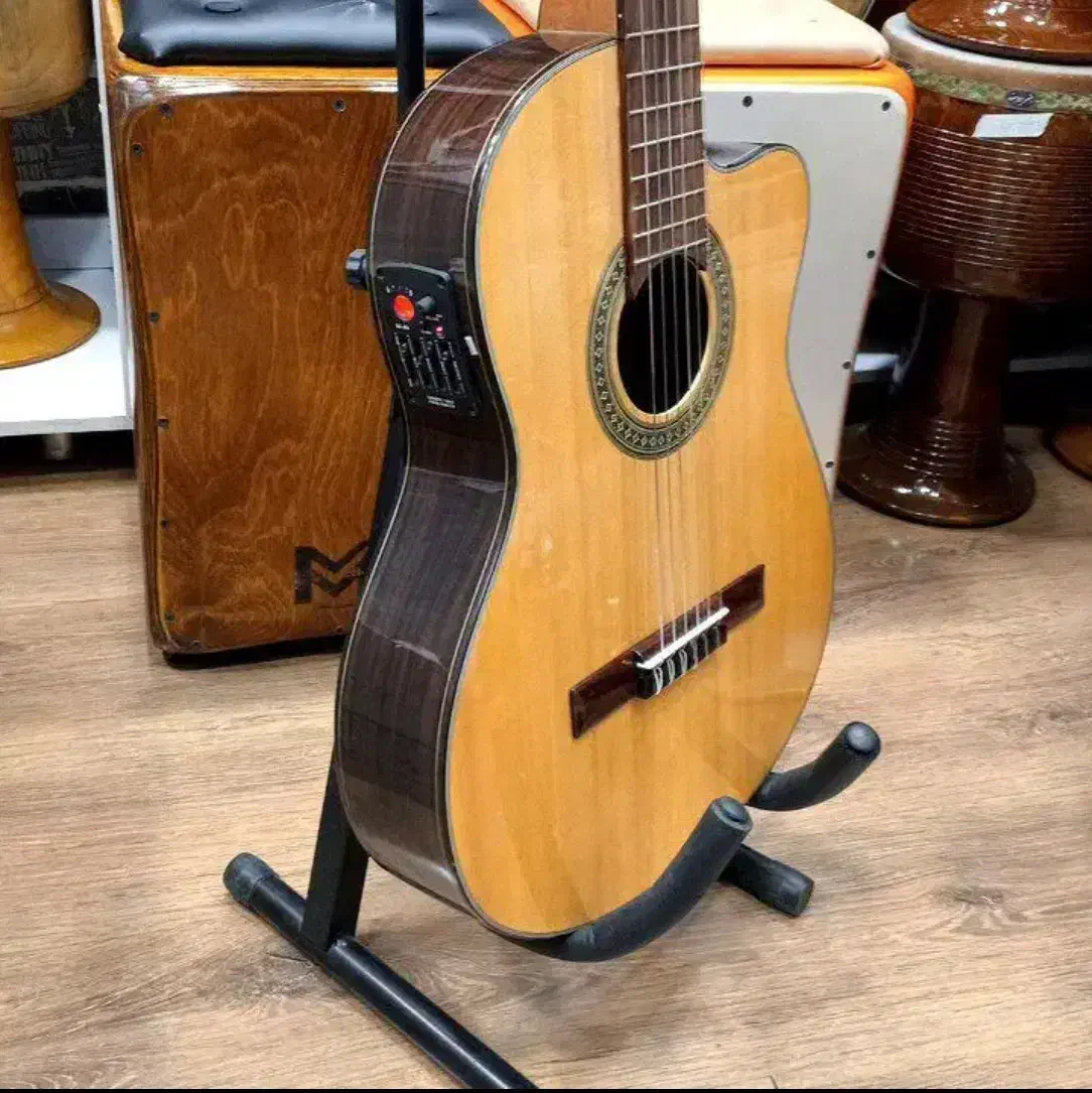 گیتار پیکاپ دار تین بادی فاموسا فرانسوی|گیتار، بیس، امپلیفایر|تهران, شمس‌آباد|دیوار