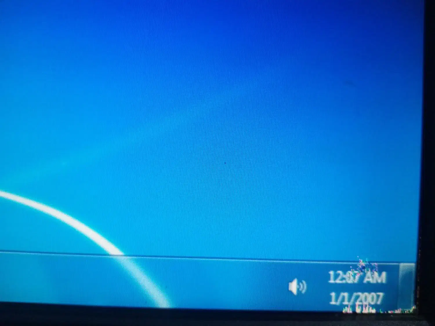 یک عدد مانیتور 19 اینچ|رایانه رومیزی|رباط‌کریم, رباط‌کریم|دیوار