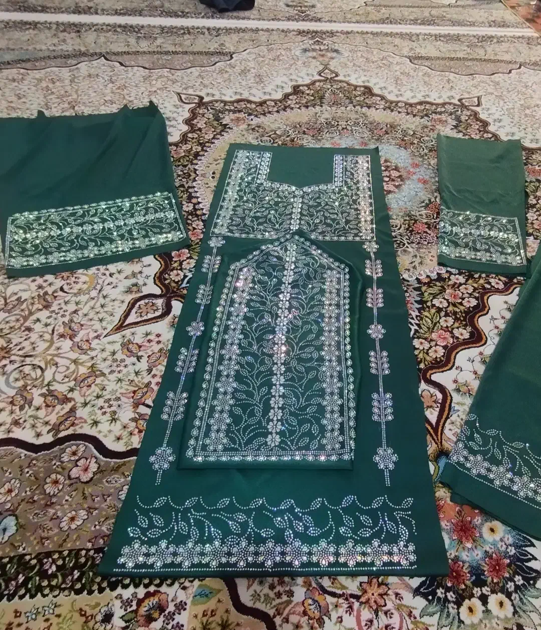 نگین کوبی رو انواع لباس بلوچی و بندری|لباس|کهنوج, |دیوار