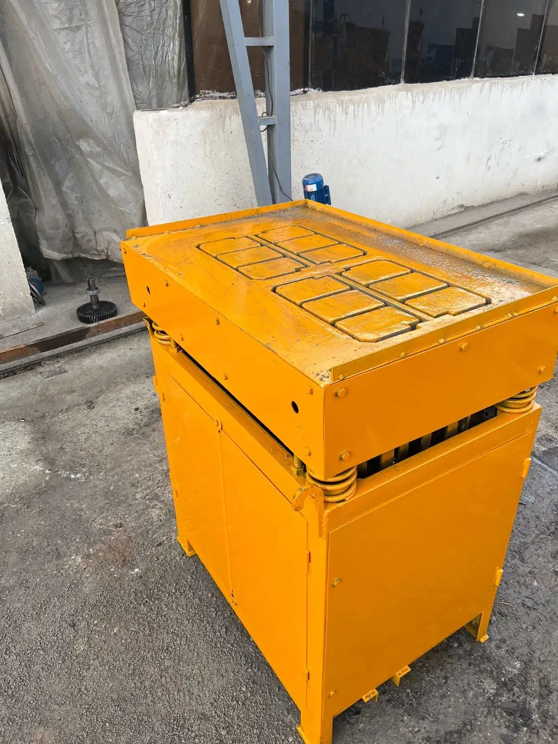 بلوک زن بالابردار|ماشین‌آلات صنعتی|خورموج, |دیوار