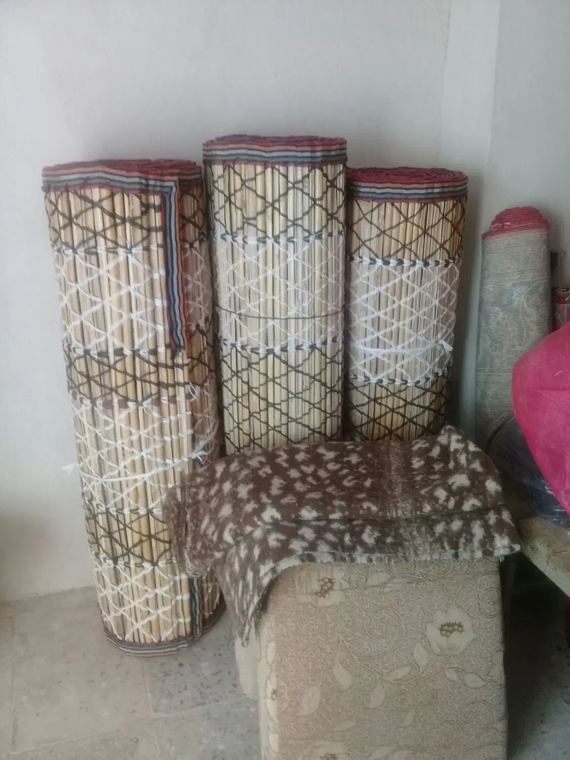 5عدد چیت ۳عدد بزرگ و ۲عدد کوچک.ایوان|فرش|ایوان, |دیوار