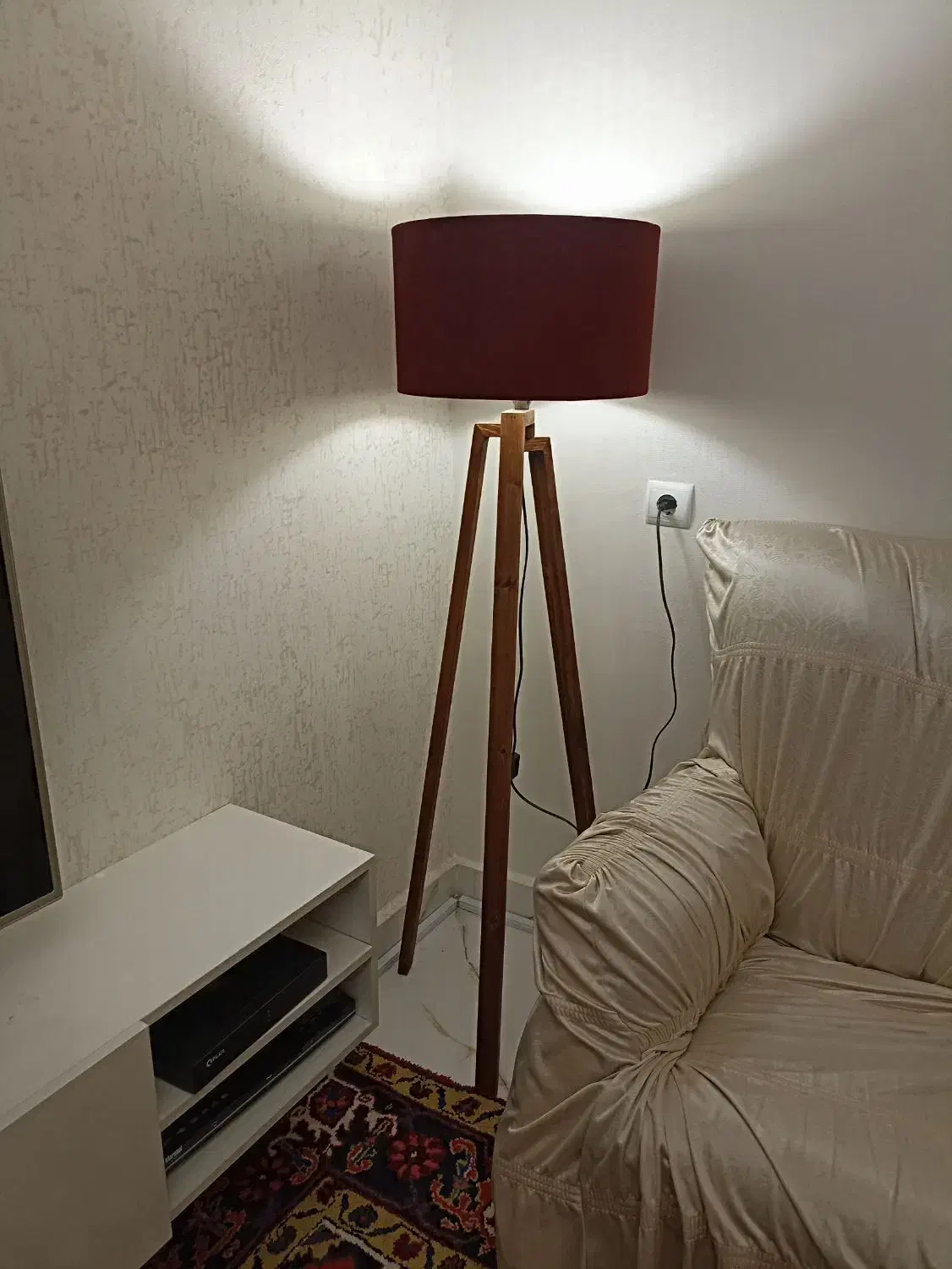 آباژور کنار سالنی|چراغ خواب و آباژور|باسمنج, |دیوار