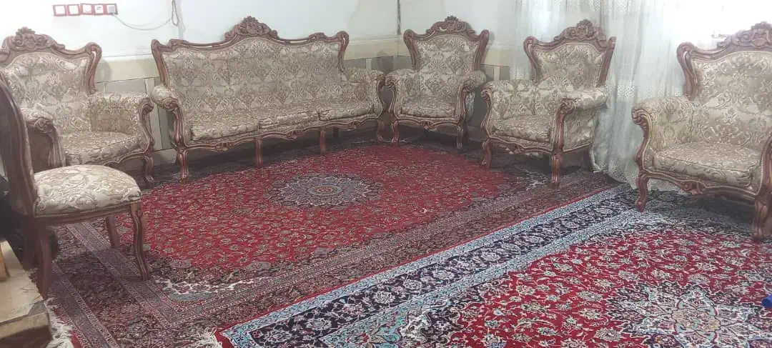 مبل سلطنتی چوبی بسیار تمیز|مبلمان خانگی و میز عسلی|باوی, |دیوار